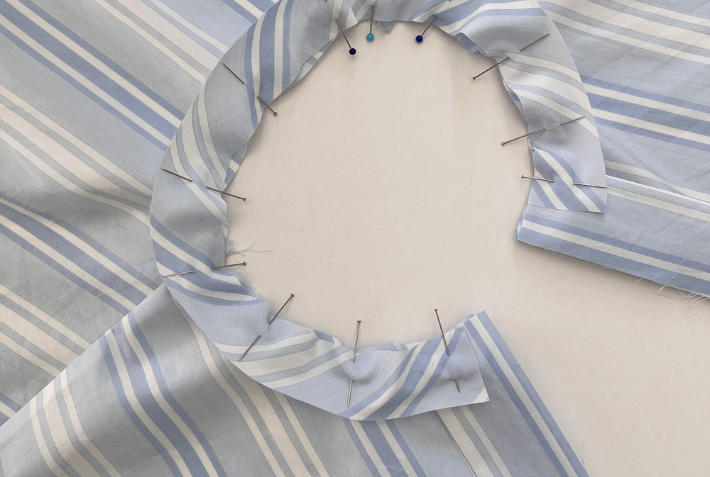 How to: Finish a neckline with bias tape