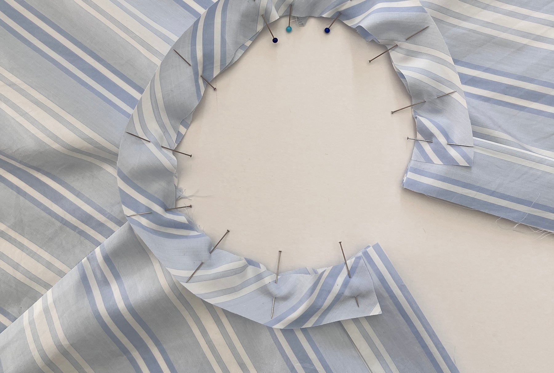 How to: Finish a neckline with bias tape